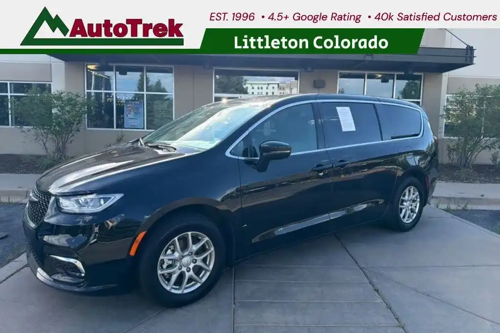 2025 Chrysler Pacifica Select's photo
