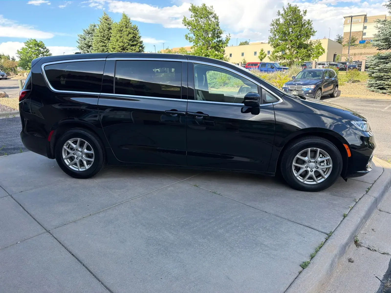 2025 Chrysler Pacifica Select photo 5