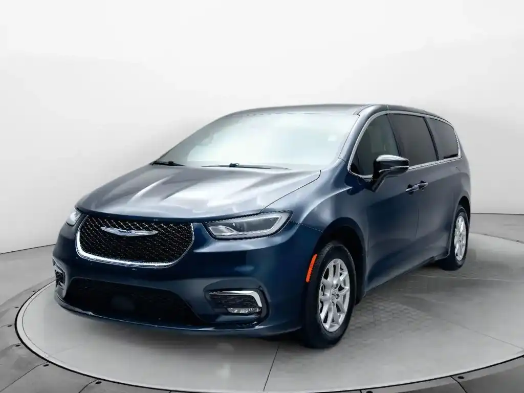 2025 Chrysler Pacifica Select's photo
