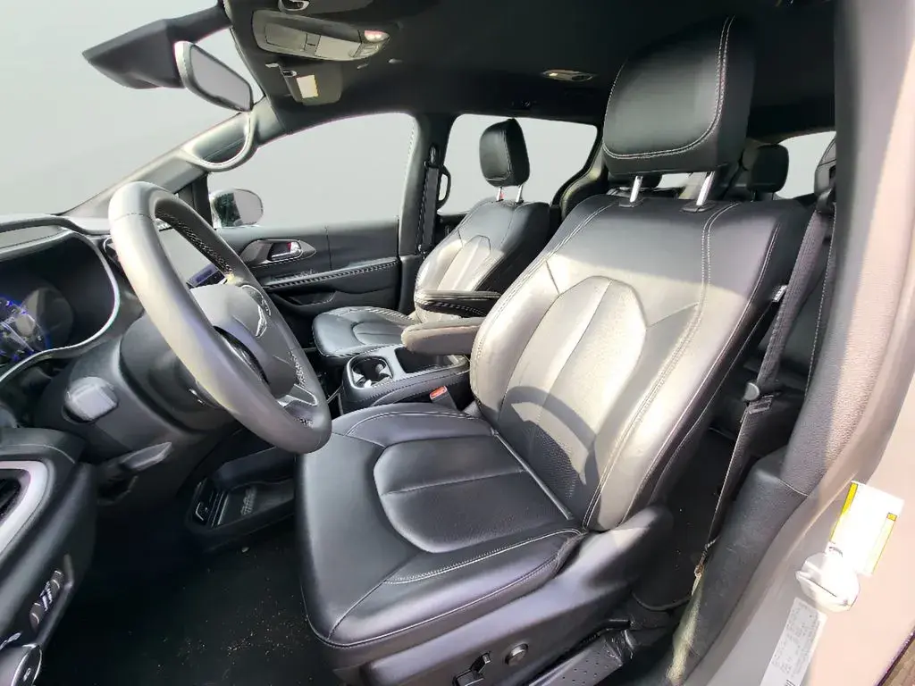 2025 Chrysler Pacifica Select photo 3