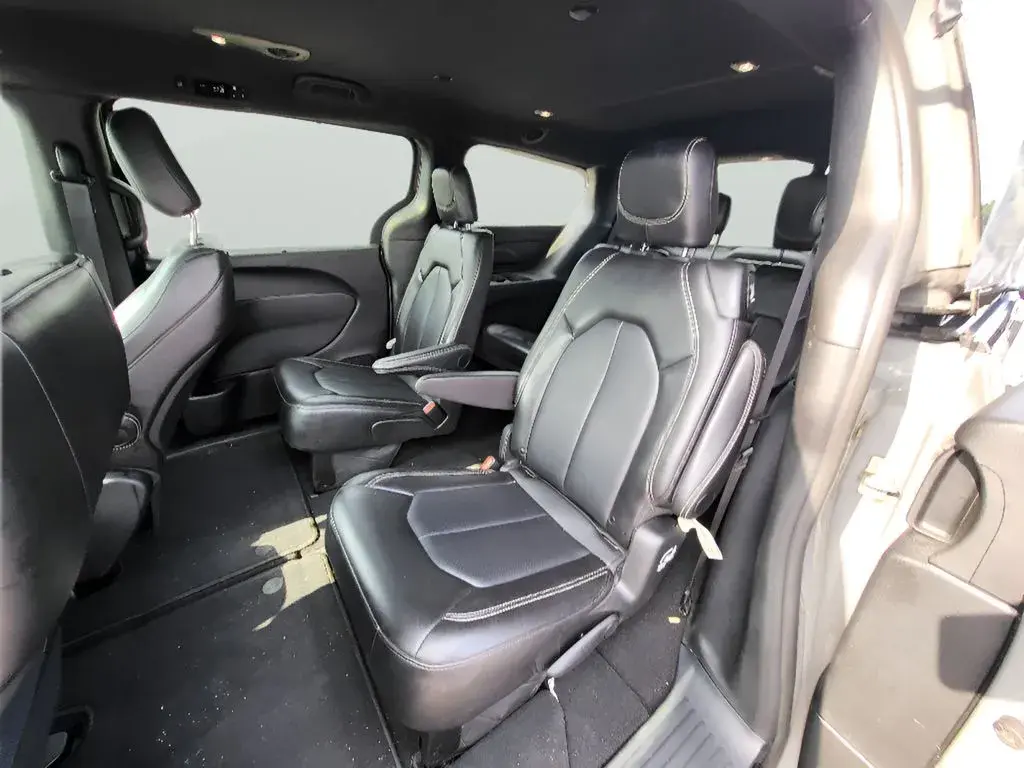 2025 Chrysler Pacifica Select photo 4