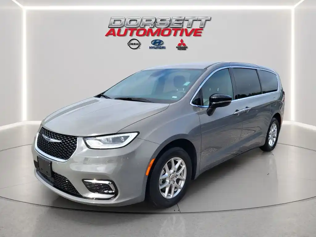 2025 Chrysler Pacifica Select's photo