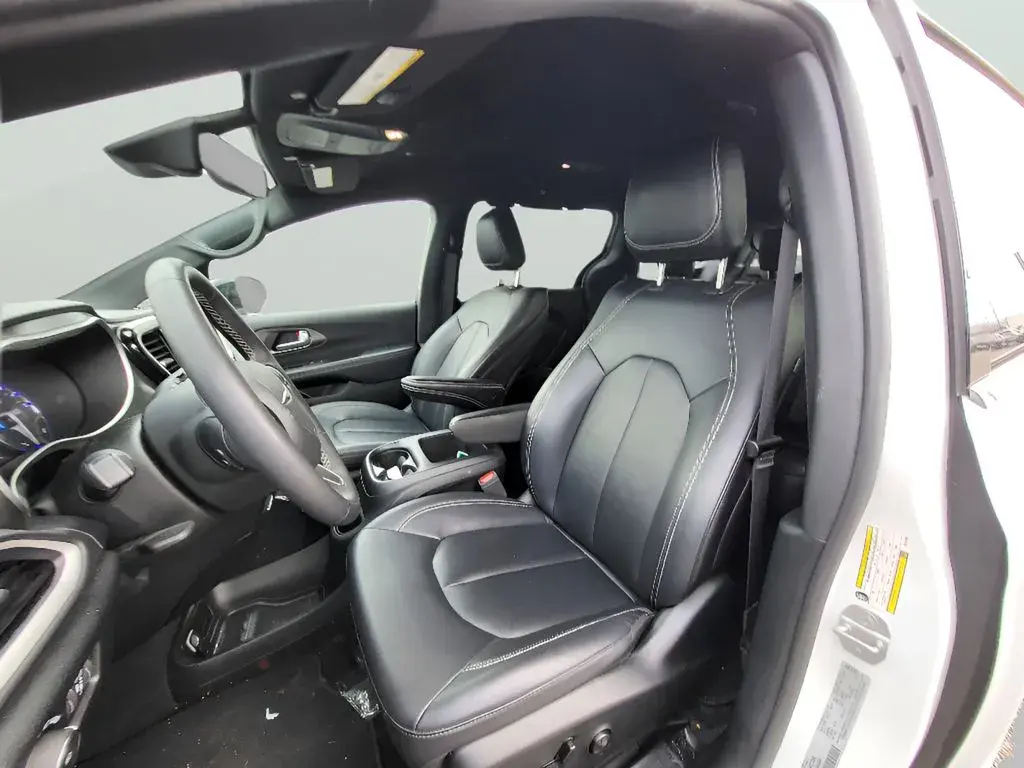 2025 Chrysler Pacifica Select photo 3