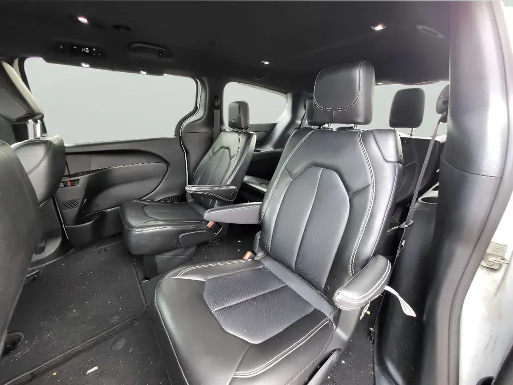 2025 Chrysler Pacifica Select photo 4