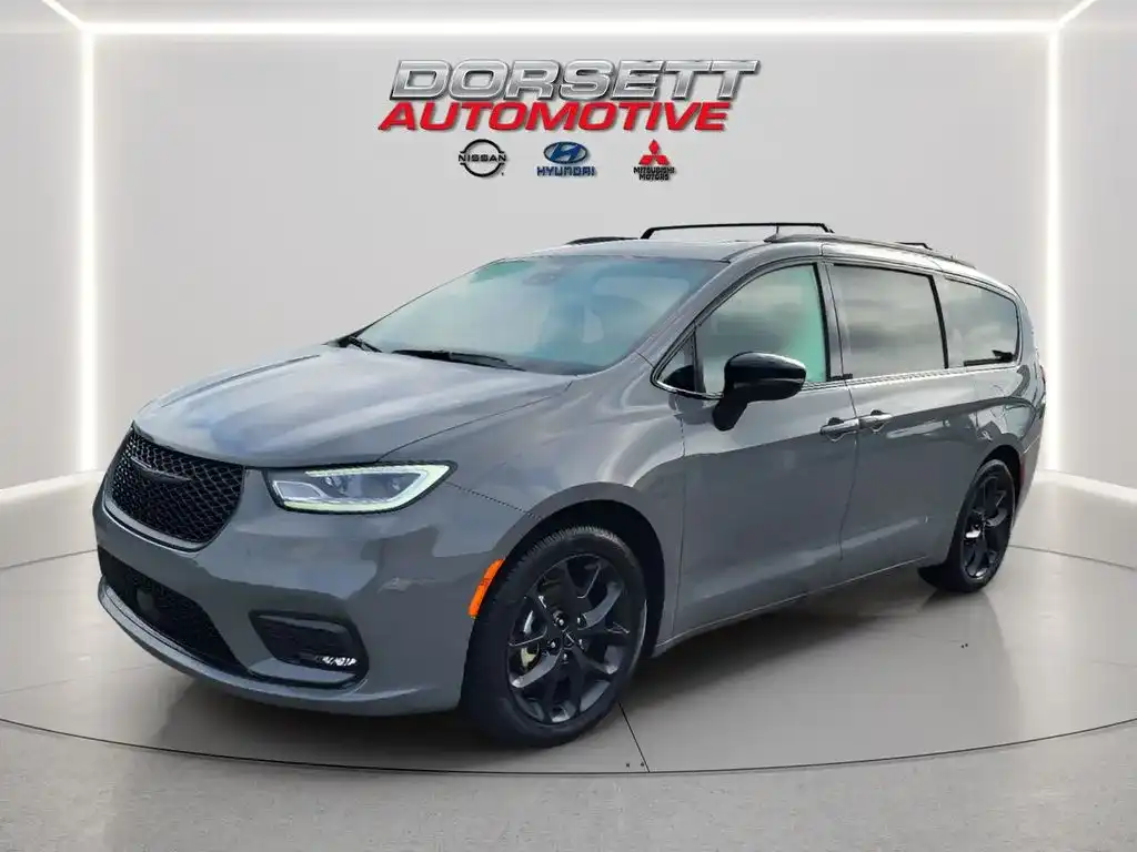 2025 Chrysler Pacifica Limited's photo