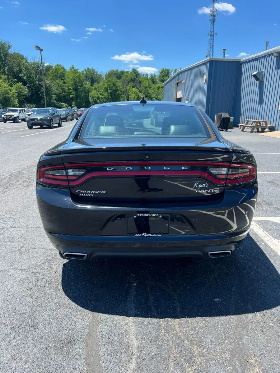 2015 Dodge Charger SXT AWD photo 5