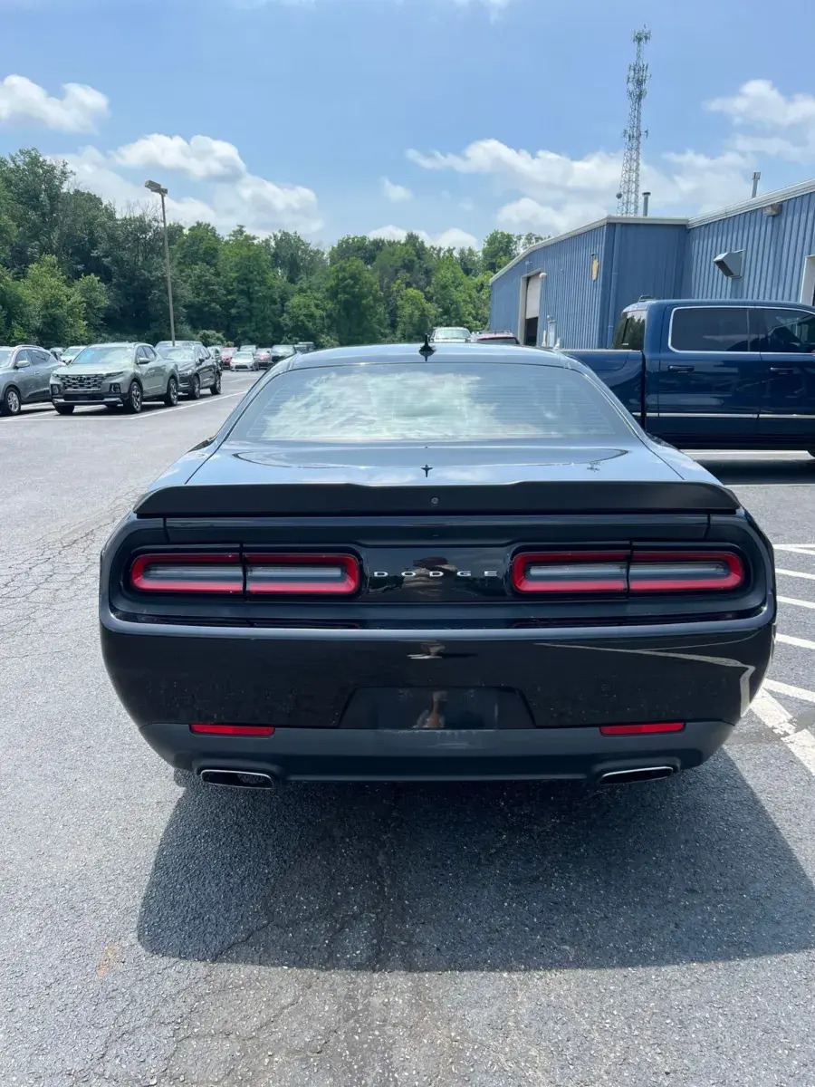 2017 Dodge Challenger SXT photo 5