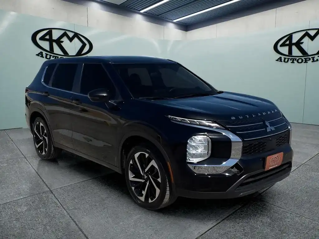 2022 Mitsubishi Outlander ES FWD's photo