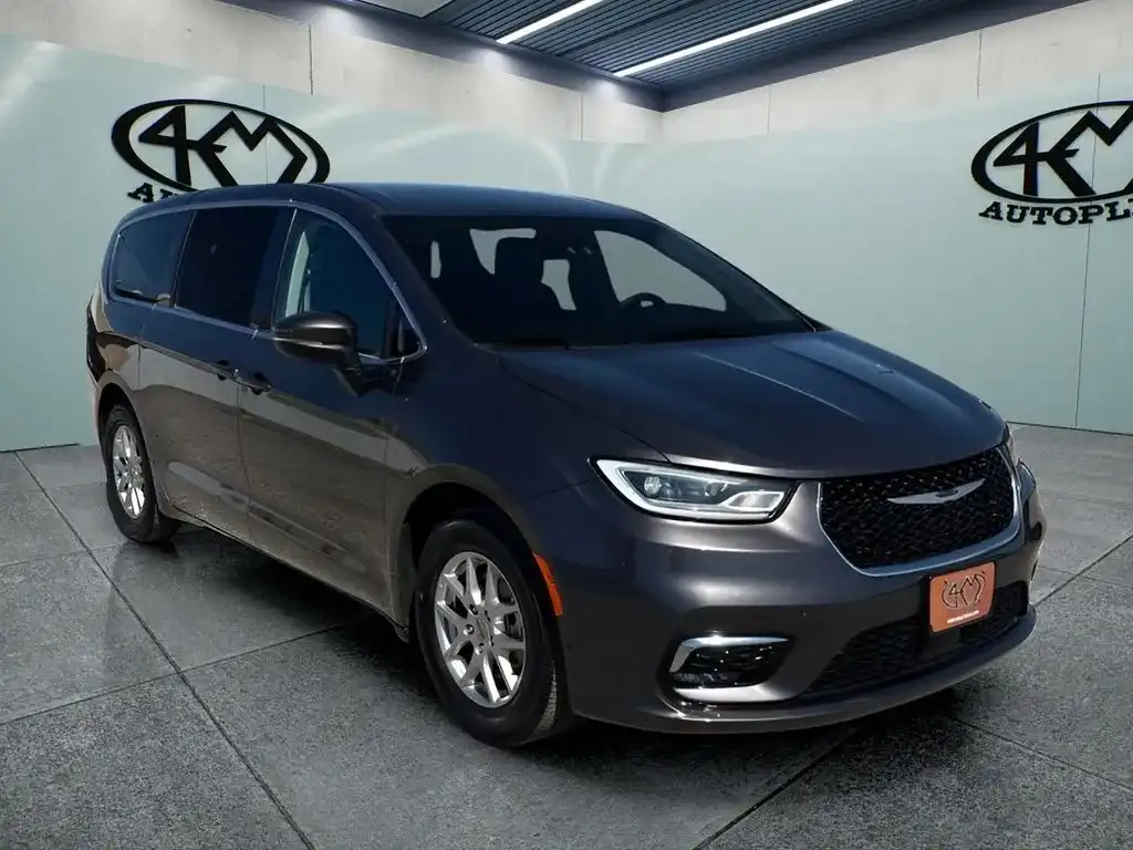 2023 Chrysler Pacifica Touring L's photo