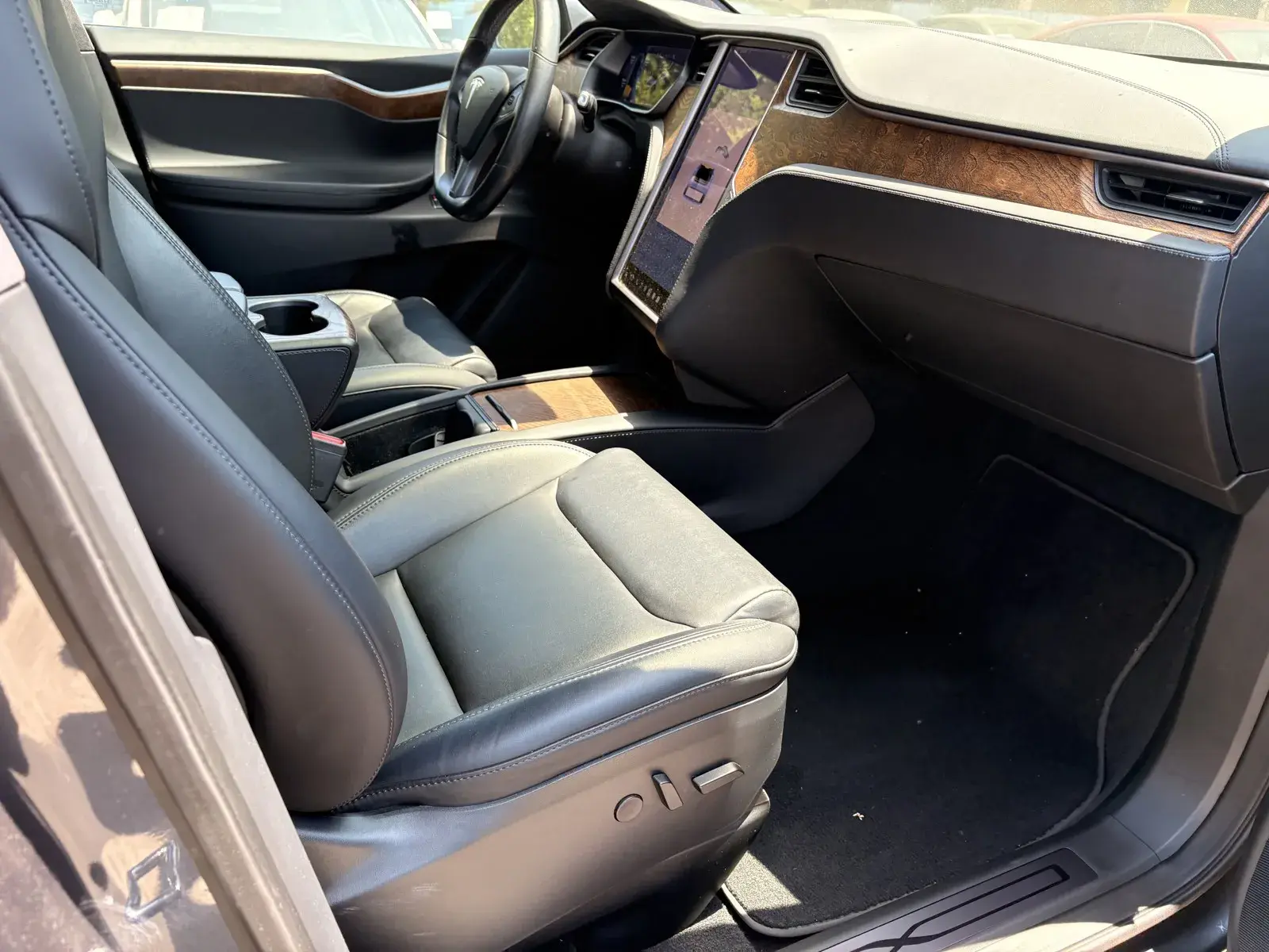 2020 Tesla Model X Long Range Plus photo 5