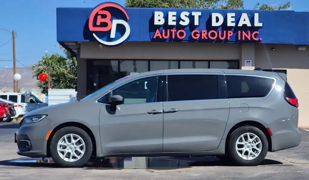 2023 Chrysler Pacifica Touring L's photo