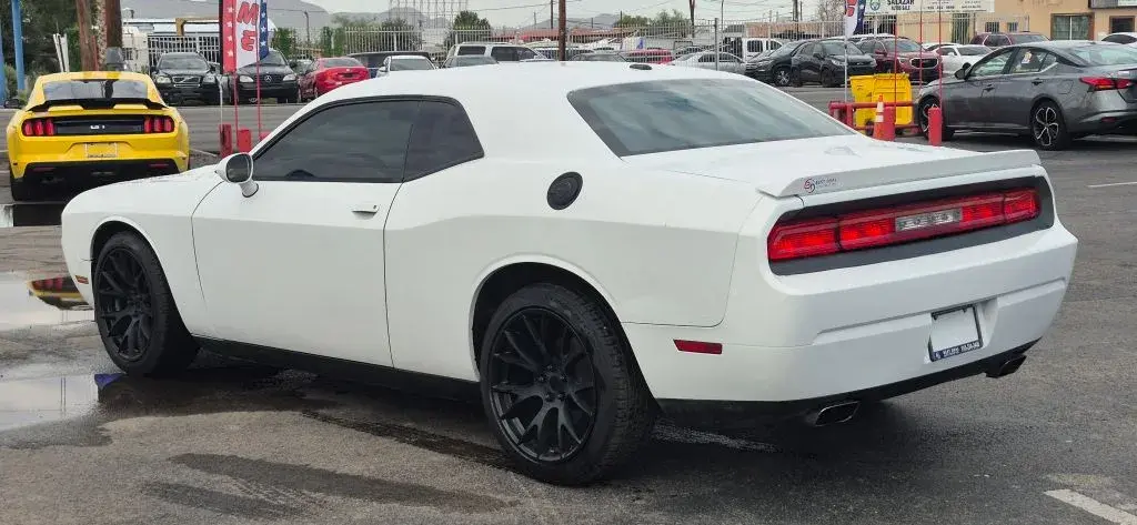 2014 Dodge Challenger SXT photo 4