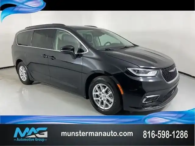 2022 Chrysler Pacifica Touring L's photo