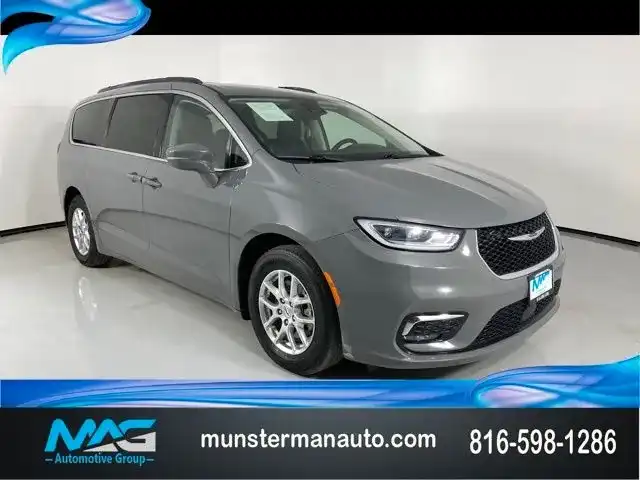 2022 Chrysler Pacifica Touring L's photo
