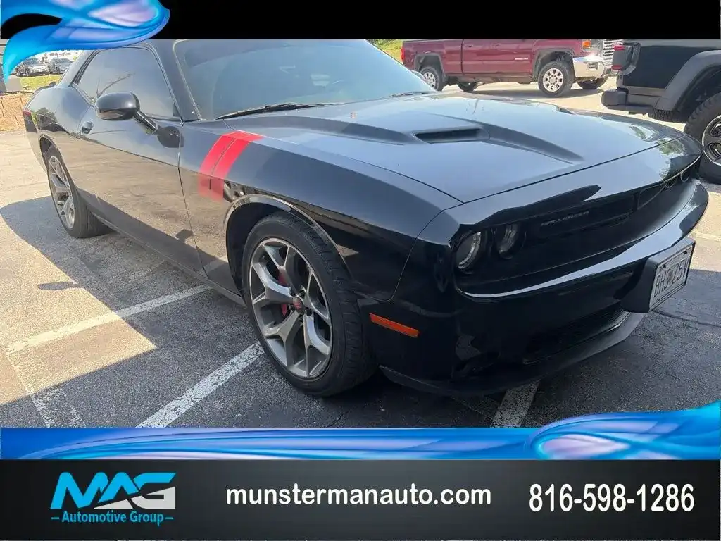 2016 Dodge Challenger SXT's photo