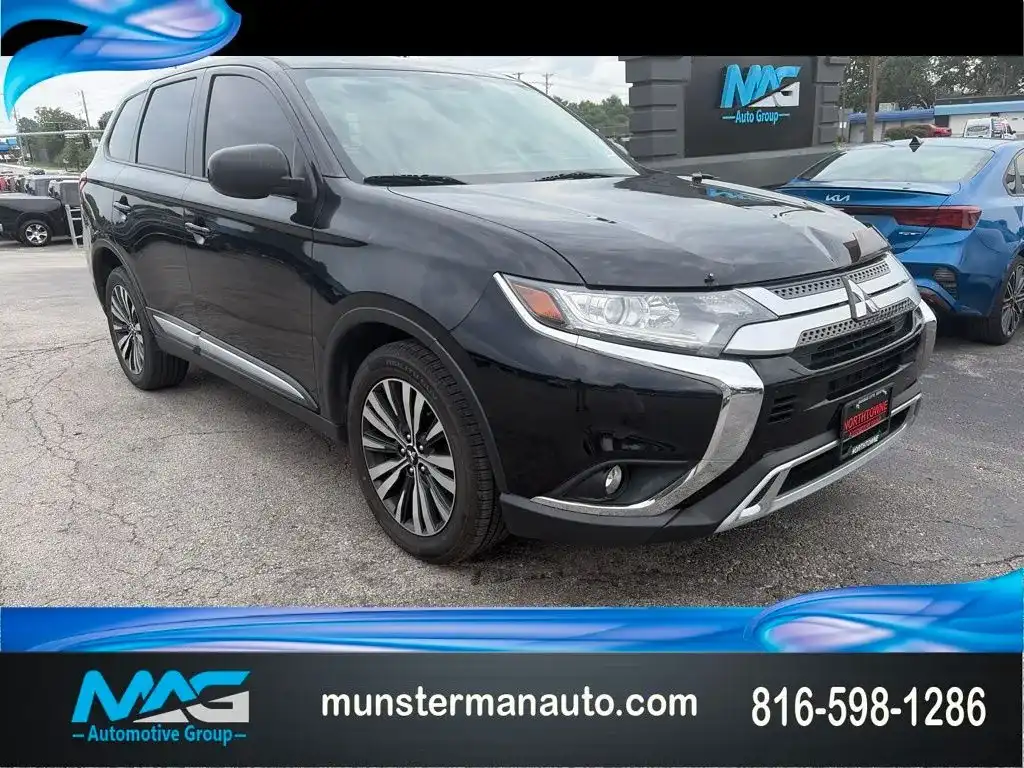 2020 Mitsubishi Outlander ES FWD's photo