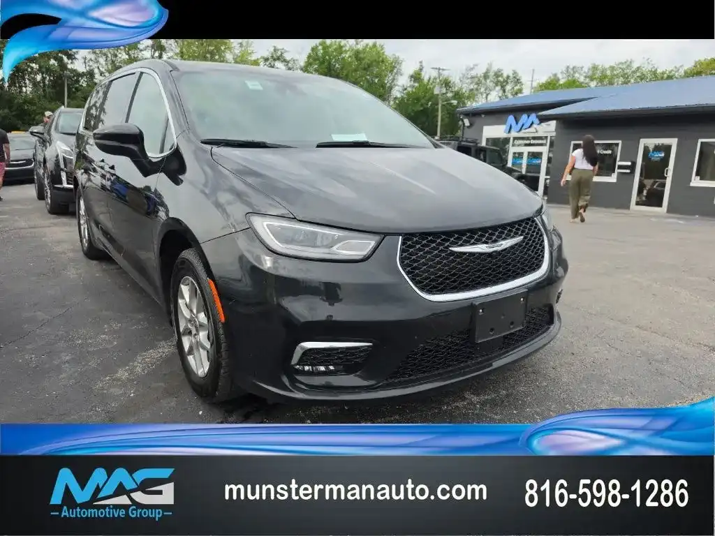 2023 Chrysler Pacifica Touring L's photo