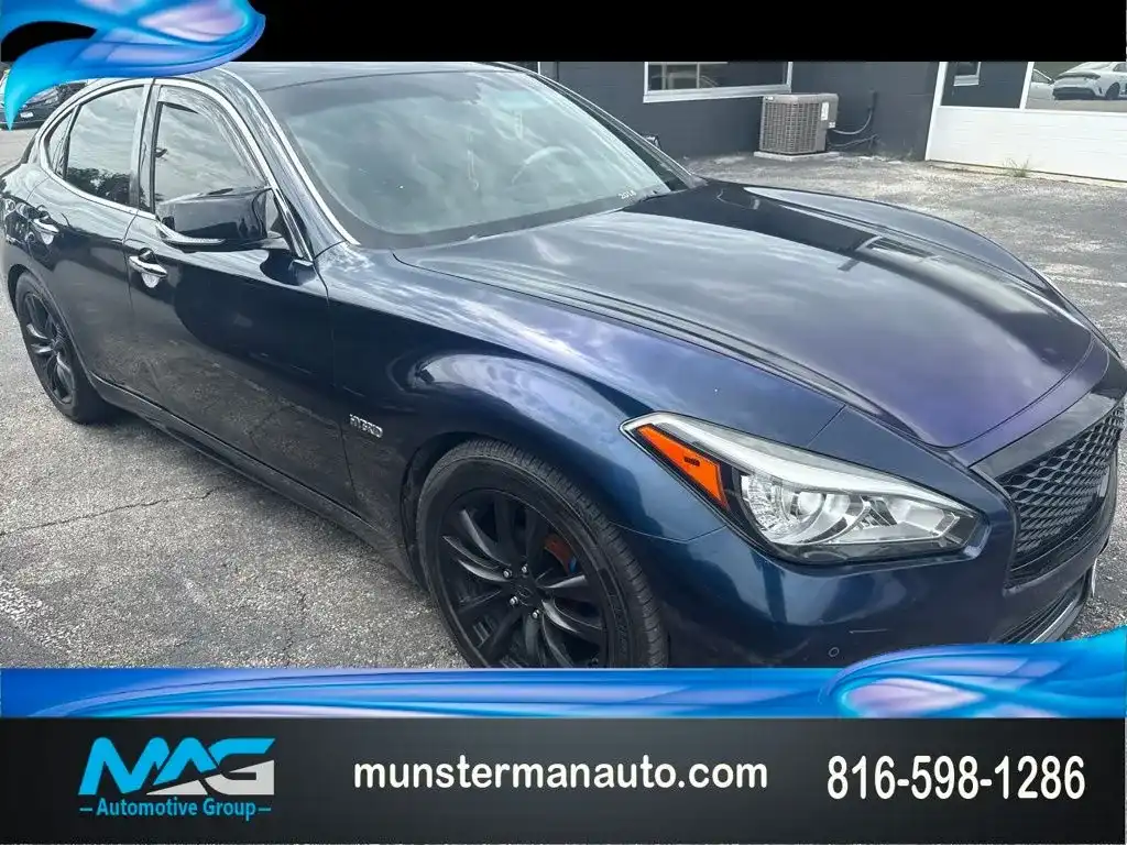 2015 INFINITI Q70 Hybrid's photo