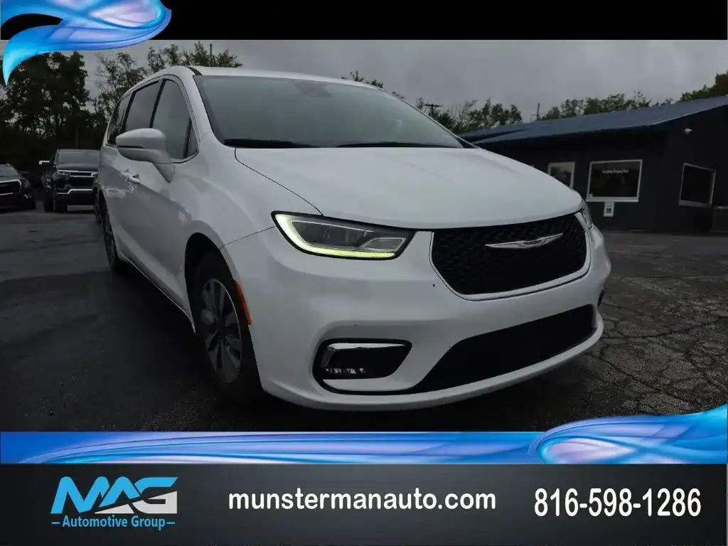 2022 Chrysler Pacifica Hybrid Touring L's photo