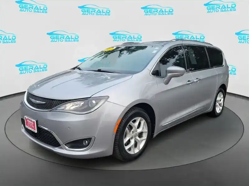 2017 Chrysler Pacifica Touring-L Plus's photo