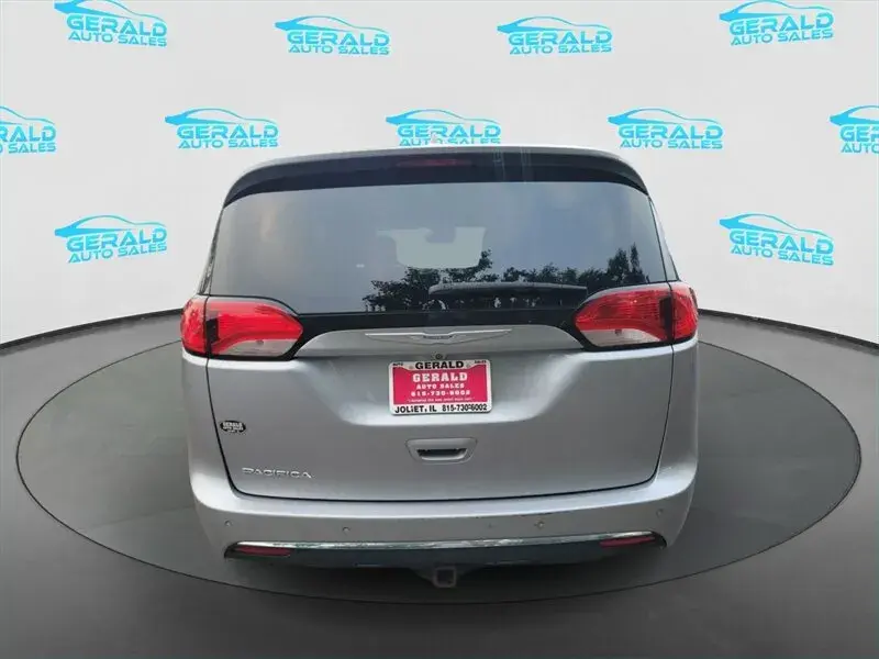 2017 Chrysler Pacifica Touring-L Plus photo 4