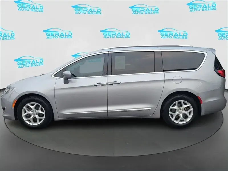 2017 Chrysler Pacifica Touring-L Plus photo 3