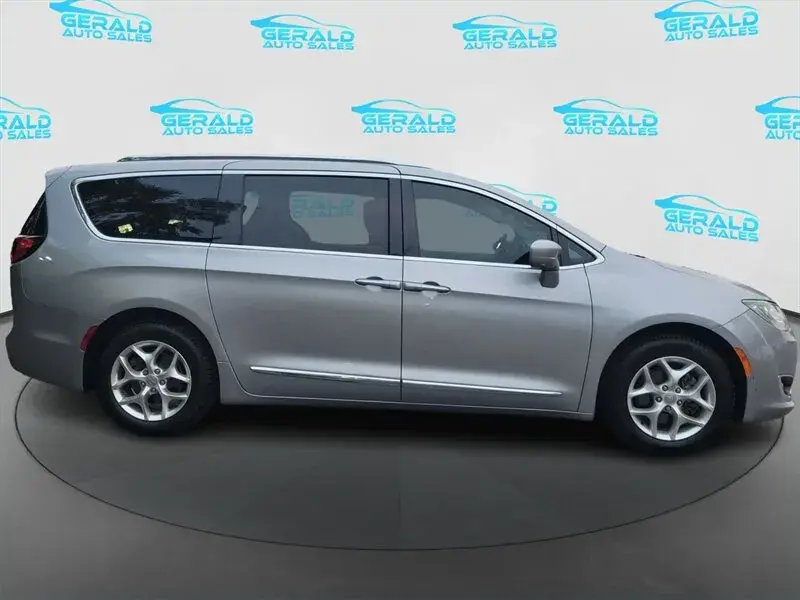 2017 Chrysler Pacifica Touring-L Plus photo 5