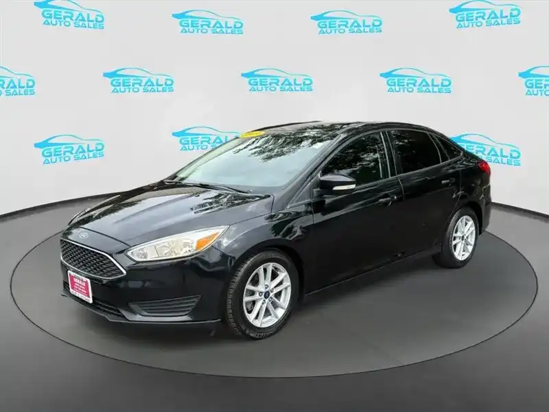 2017 Ford Focus SE Sedan's photo