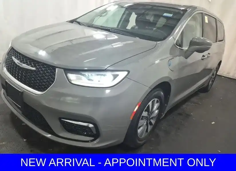 2022 Chrysler Pacifica Hybrid Touring L's photo