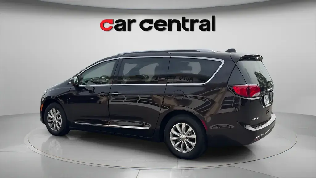 2018 Chrysler Pacifica Touring L photo 3