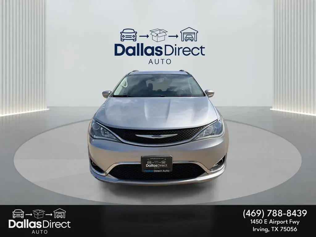 2018 Chrysler Pacifica Touring L photo 3