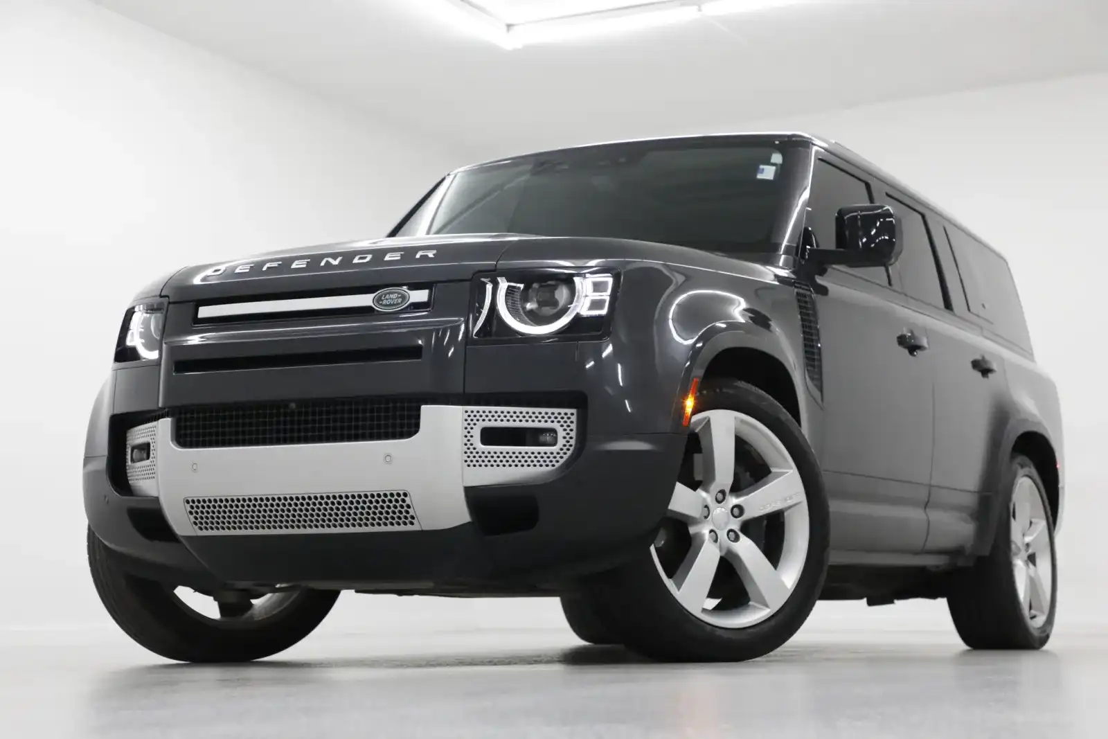 2023 Land Rover Defender First Edition's photo