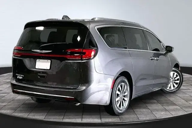 2021 Chrysler Pacifica Touring L photo 5