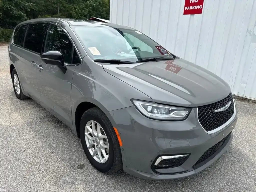 2025 Chrysler Pacifica Select's photo