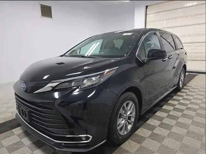 2024 Toyota Sienna XLE 7-Passenger Hybrid FWD's photo