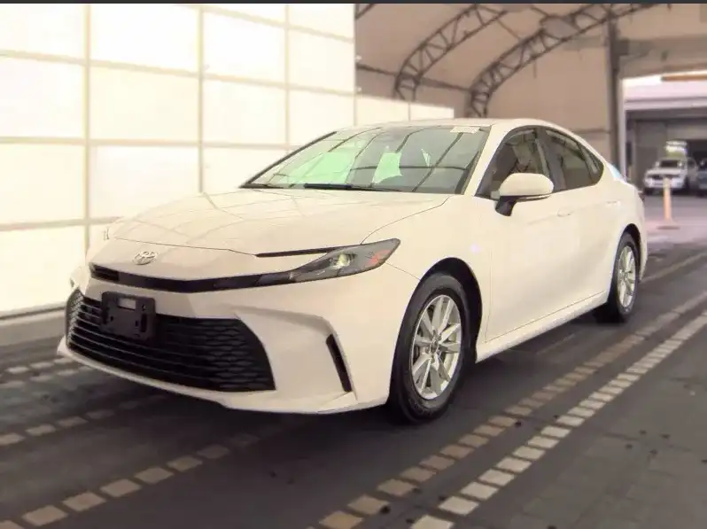 2025 Toyota Camry LE Hybrid's photo