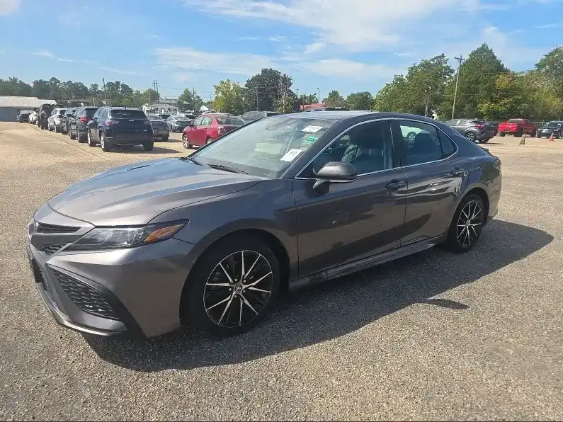 2022 Toyota Camry SE's photo
