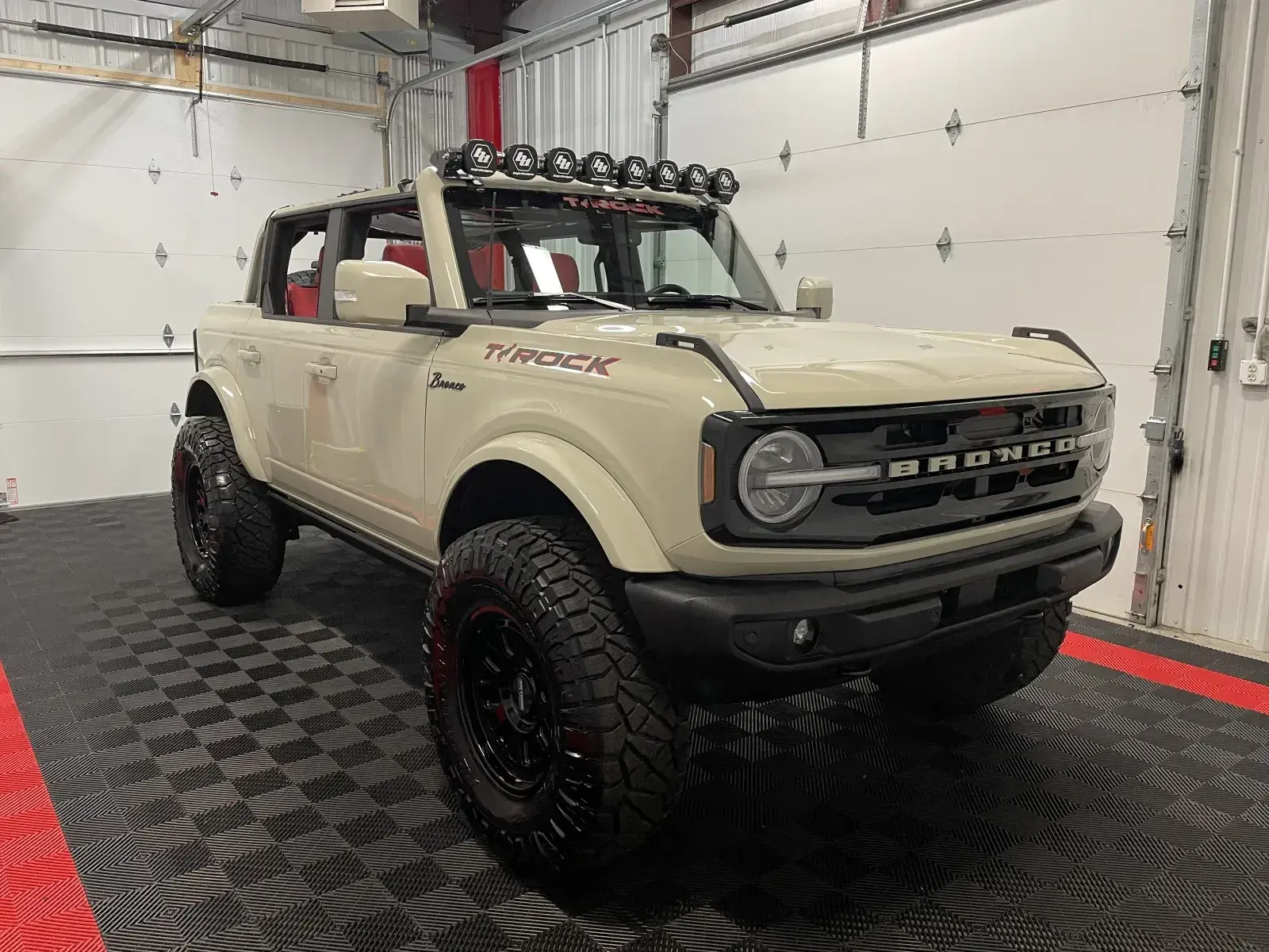 2025 Ford Bronco Outer Banks 4x4 photo 4