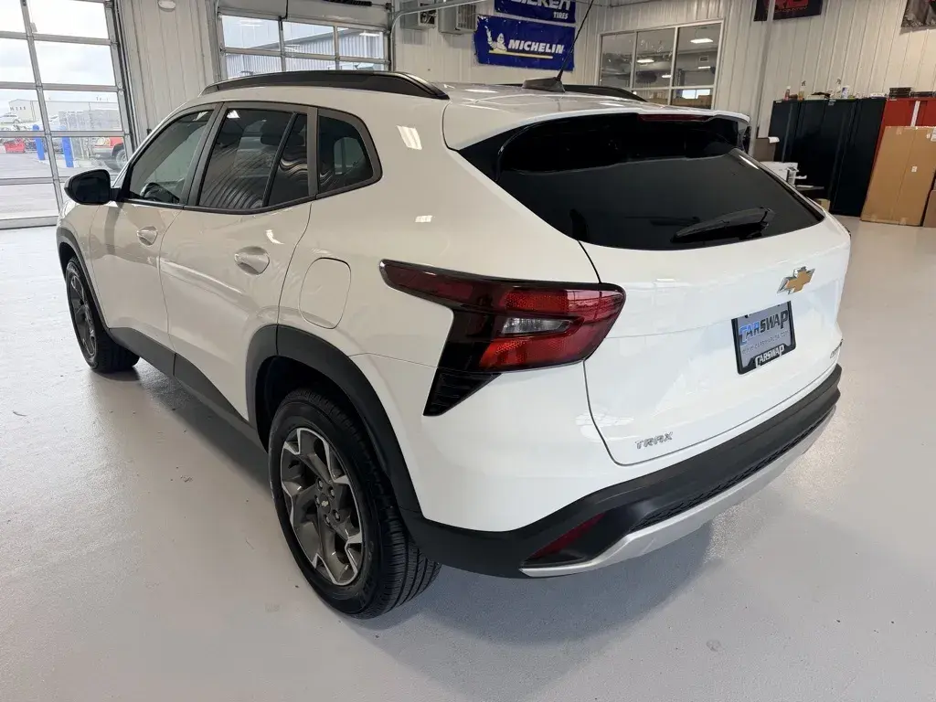2024 Chevrolet Trax undefined photo 5
