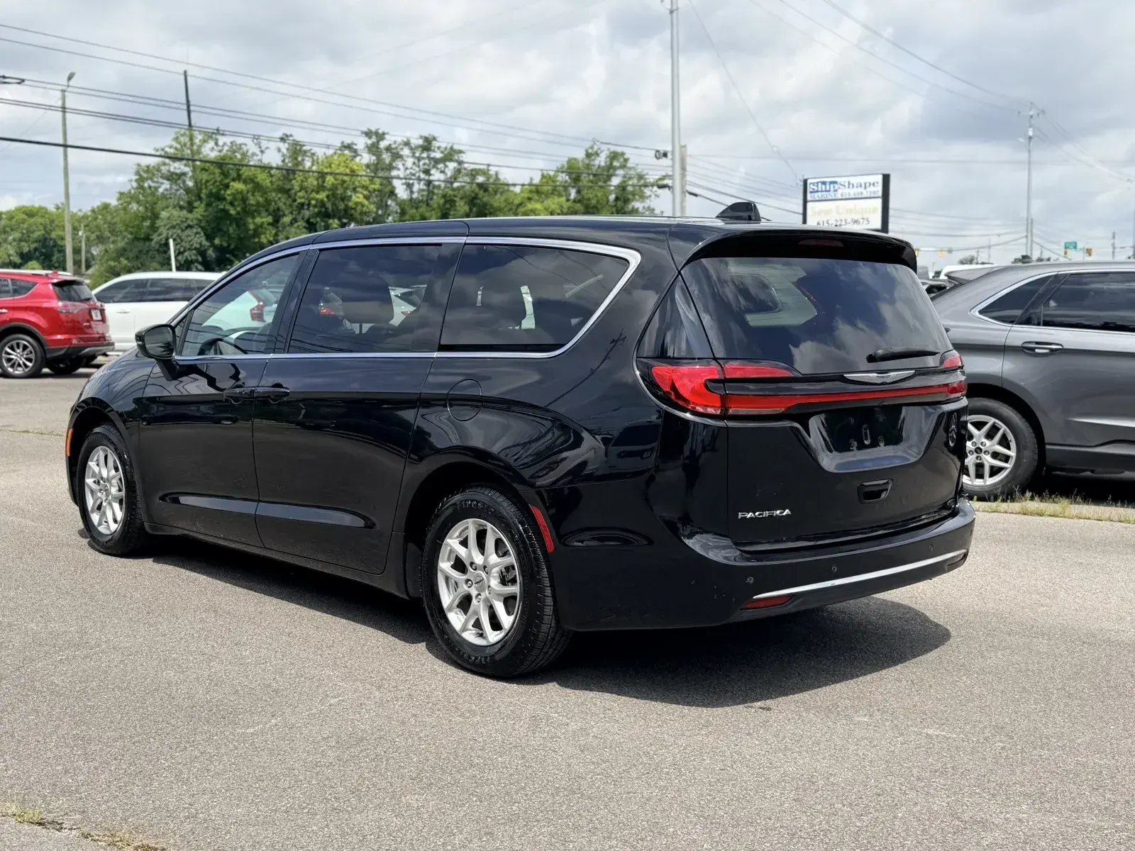 2023 Chrysler Pacifica Touring photo 4