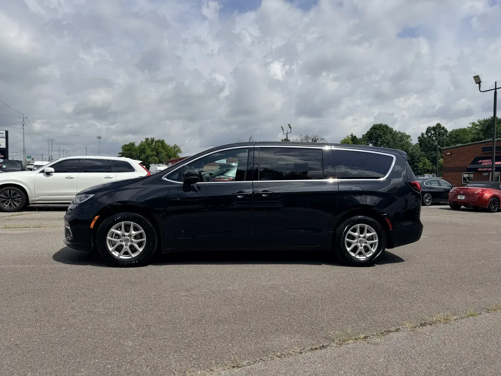 2023 Chrysler Pacifica Touring photo 3