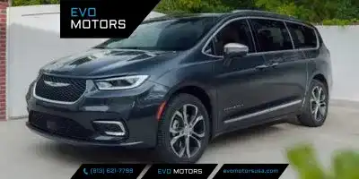 2023 Chrysler Pacifica Touring L's photo