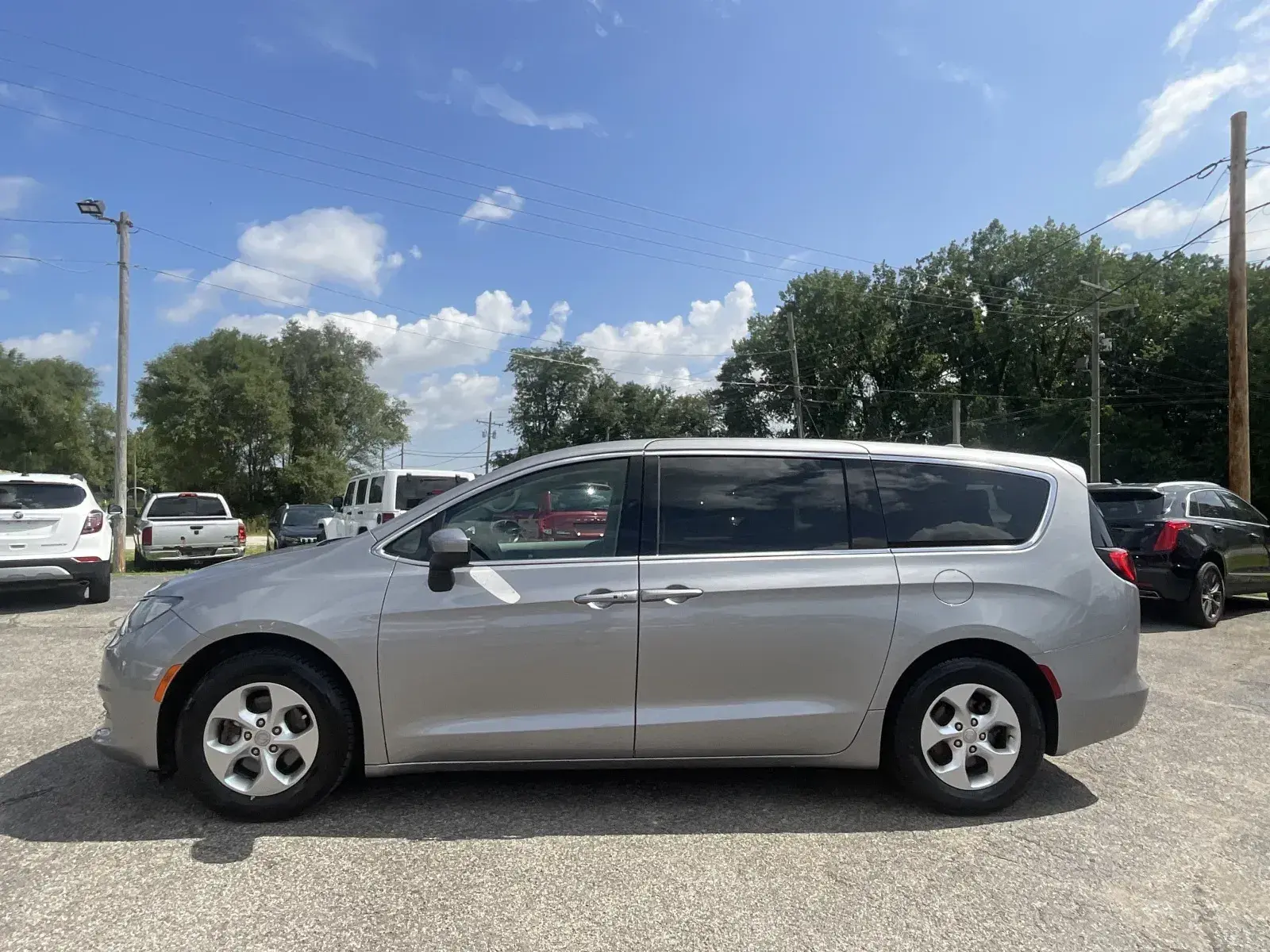 2017 Chrysler Pacifica LX photo 3