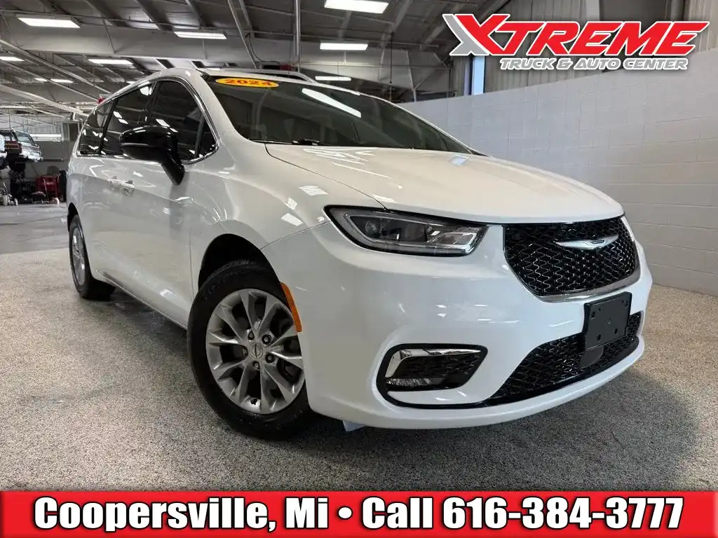 2024 Chrysler Pacifica Touring L AWD's photo