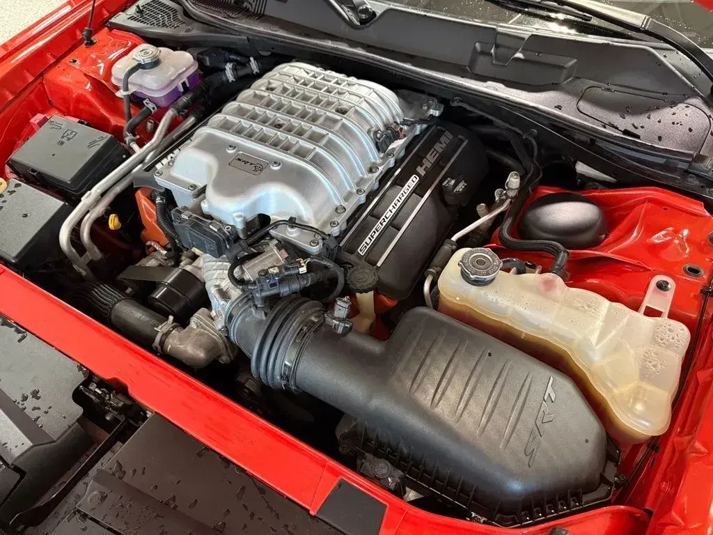 2016 Dodge Challenger SRT Hellcat photo 4