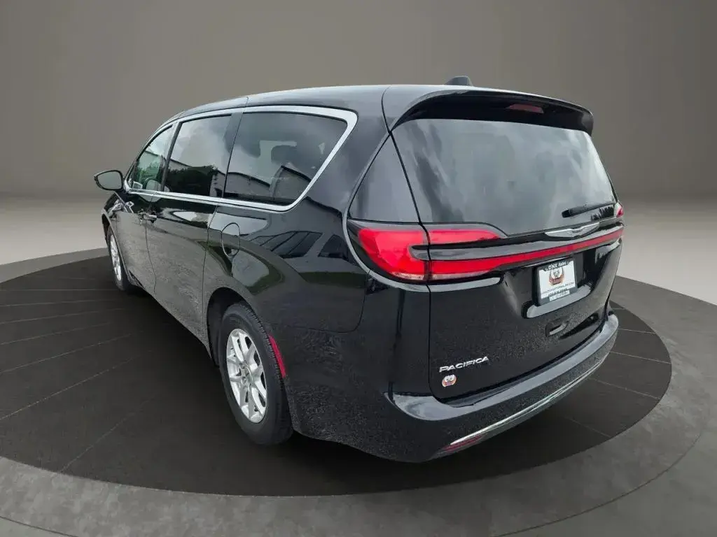 2024 Chrysler Pacifica Touring L photo 3