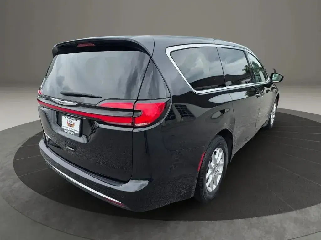 2024 Chrysler Pacifica Touring L photo 5