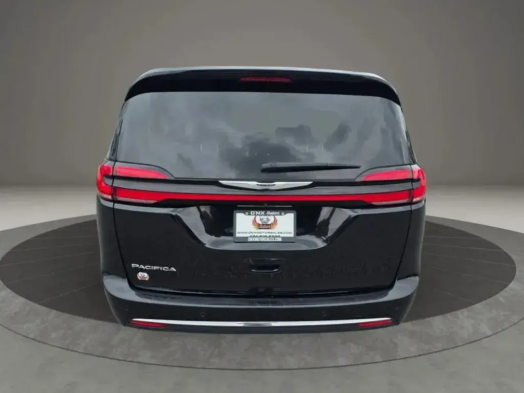 2024 Chrysler Pacifica Touring L photo 4