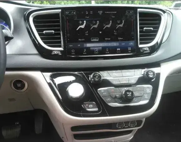 2023 Chrysler Pacifica Touring L photo 4