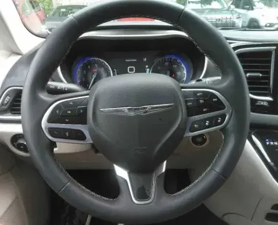 2023 Chrysler Pacifica Touring L photo 3